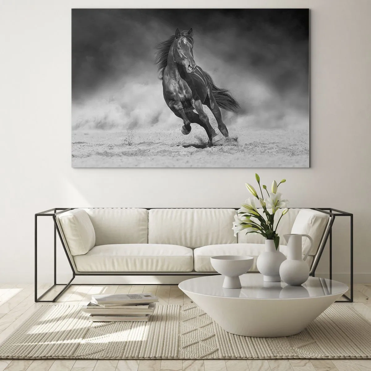 Cuadro sobre vidrio - Impresiones sobre Vidrio - Un caballo negro galopando sobre la arena en blanco y negro. - 70x50cm - Digno del propio emir - Decoración de pared moderna para salón y dormitorio ARTTOR