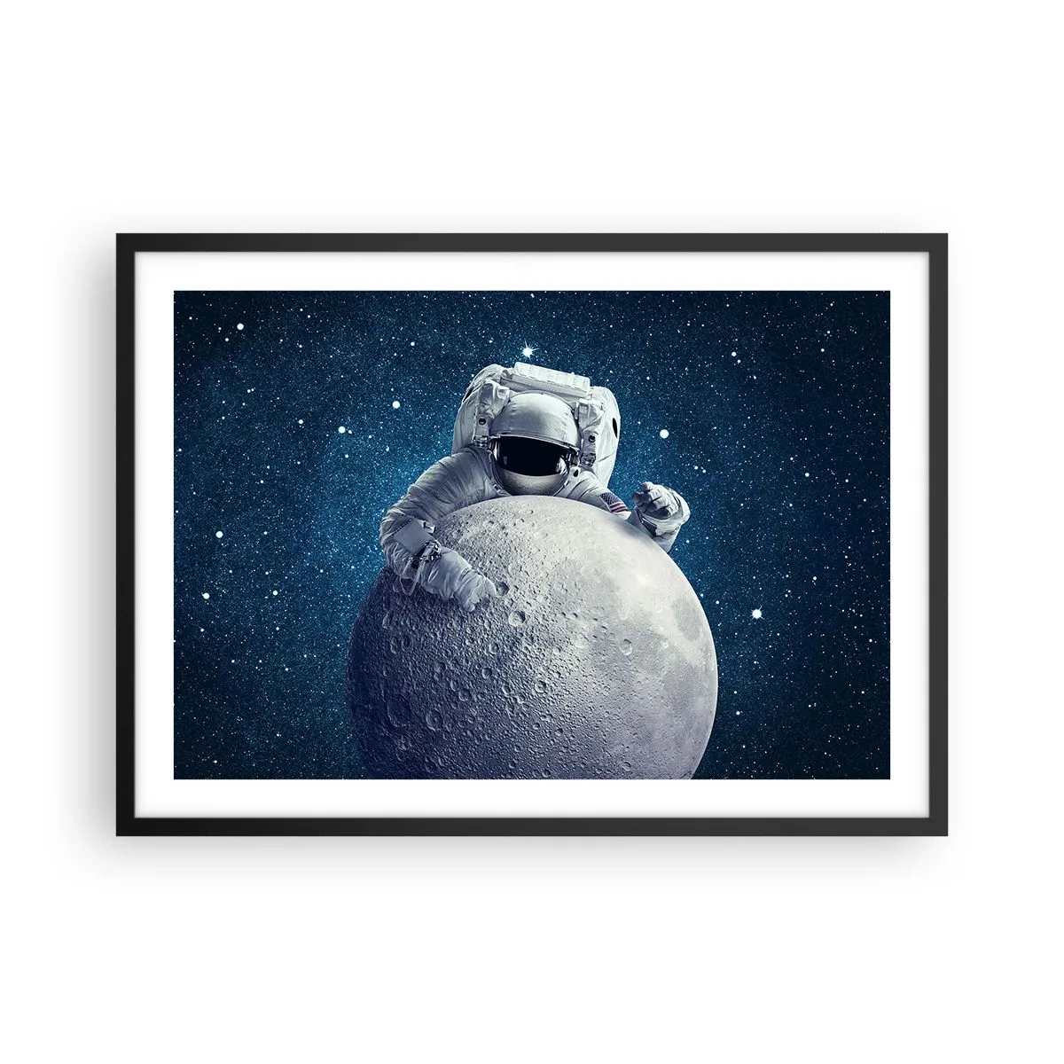 Póster en marco negro - Astronauta sosteniendo la luna contra un cielo estrellado - 70x50cm - Bromista espacial - Decoración de pared moderna para salón y dormitorio ARTTOR
