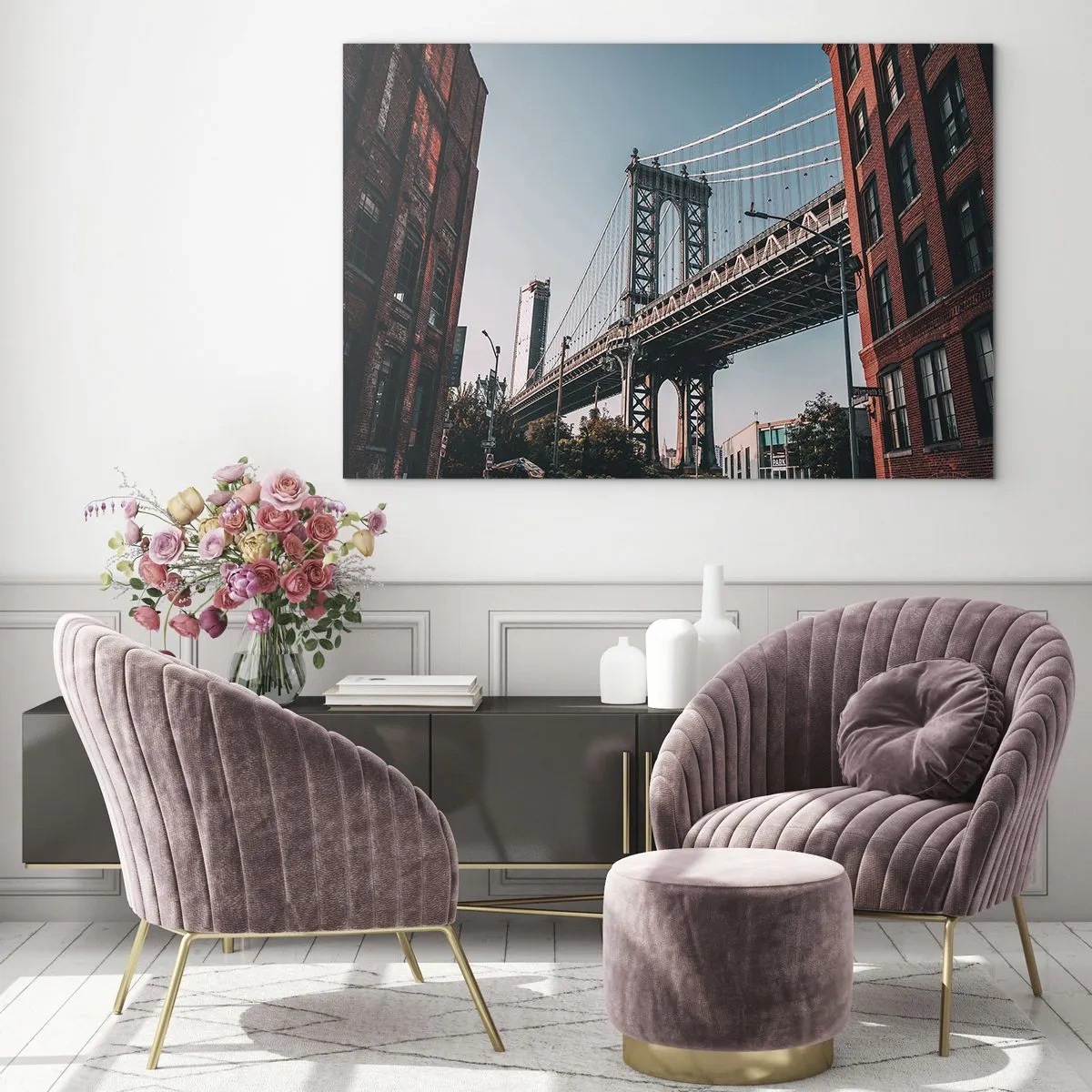 Cuadro sobre vidrio - Impresiones sobre Vidrio - Un puente colgante entre edificios de ladrillo en un entorno urbano. - 70x50cm - Sobre el fluir de la ciudad - Decoración de pared moderna para salón y dormitorio ARTTOR