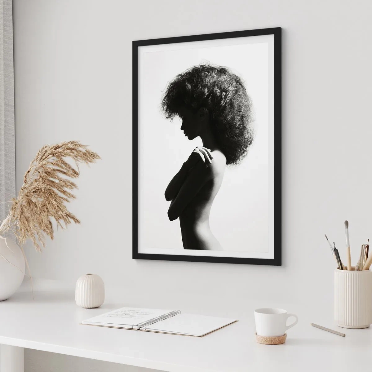 Póster en marco negro - Perfil de una mujer en una elegante fotografía en blanco y negro - 50x70cm - Como una flor en un tallo delgado - Decoración de pared moderna para salón y dormitorio ARTTOR