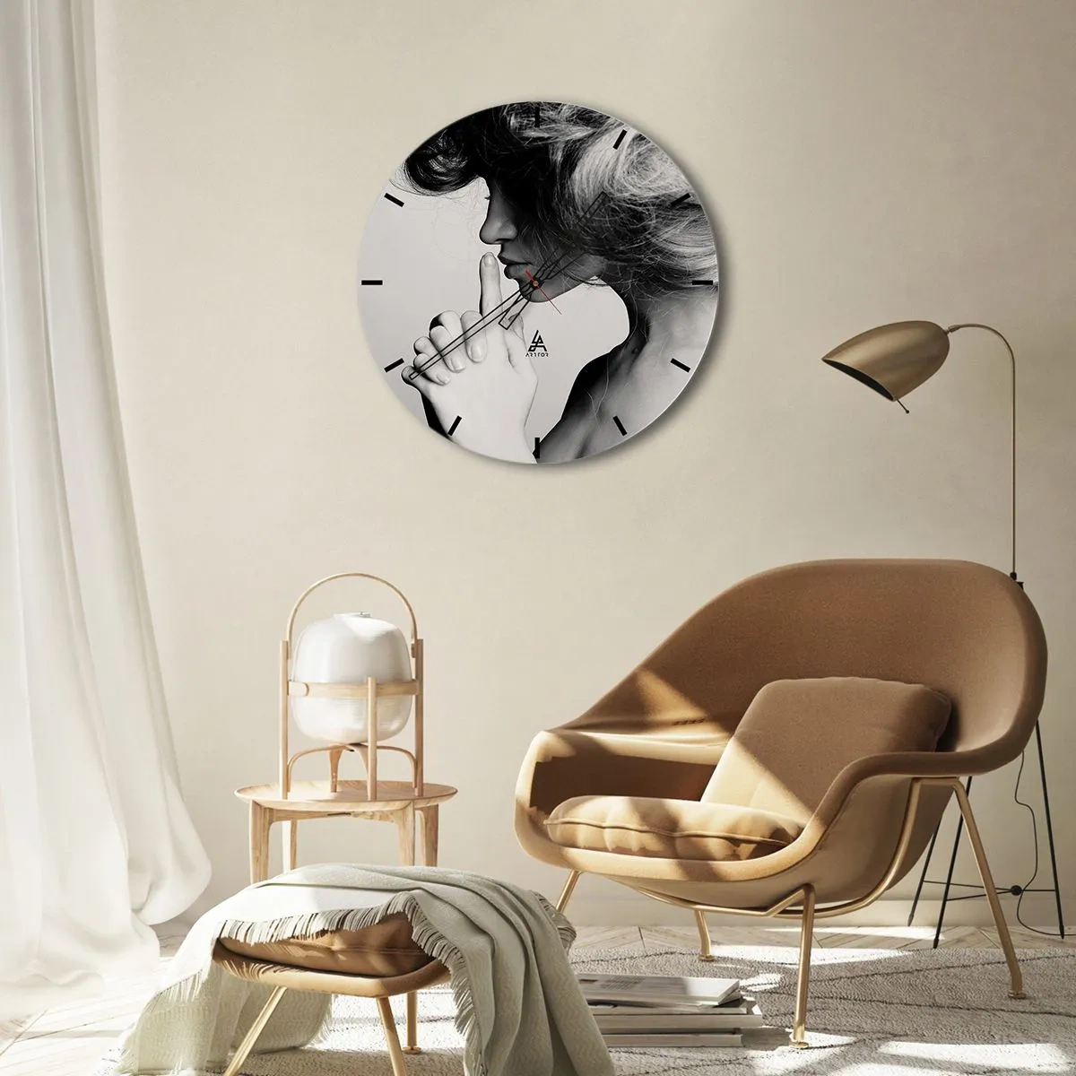 Reloj de pared - Reloj de vidrio - Fotografía en blanco y negro de una mujer con el dedo en los labios. - 30x30cm - Escucharme a mí misma - Decoración de pared moderna para salón, cocina y dormitorio ARTTOR