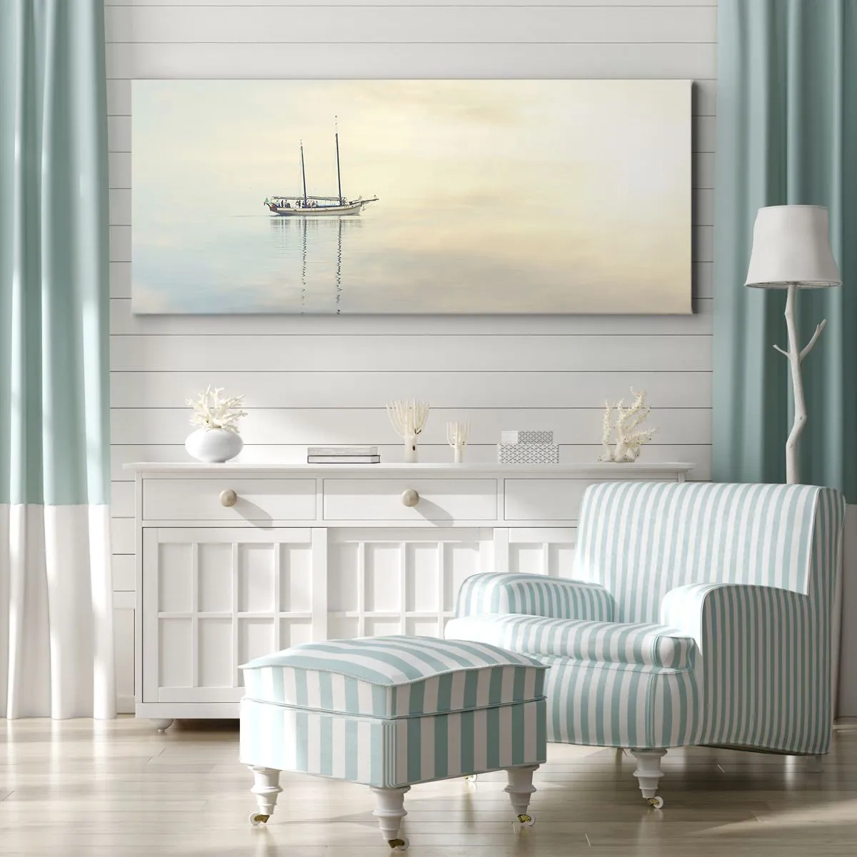 Cuadro sobre lienzo - Impresión de Imagen - Un barco en un mar en calma bajo una luz suave. - 120x50cm - En un mar de silencio - Decoración de pared moderna para salón y dormitorio ARTTOR