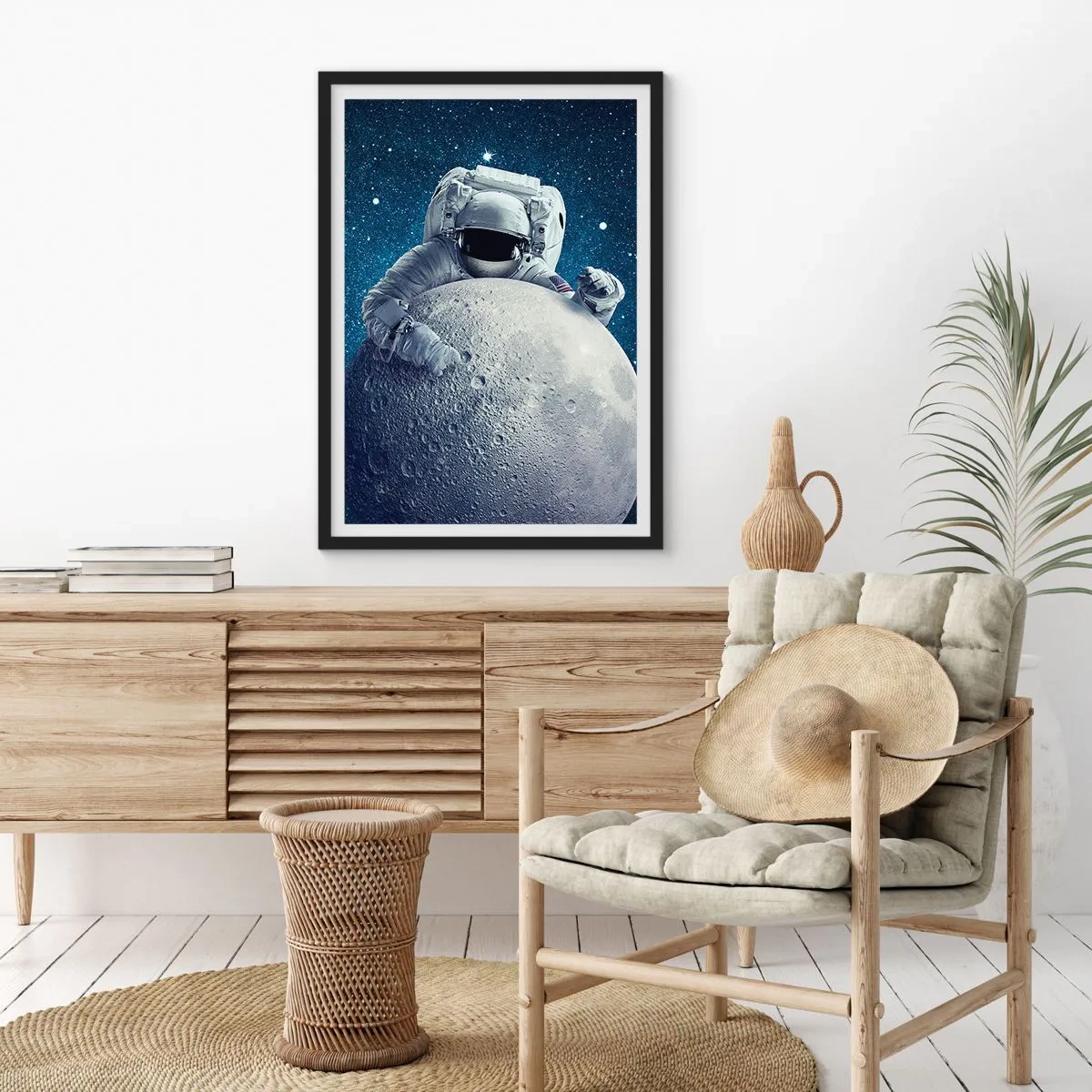 Póster en marco negro - Un astronauta sosteniendo un trozo de la luna contra un cielo estrellado. - 50x70cm - Bromista espacial - Decoración de pared moderna para salón y dormitorio ARTTOR