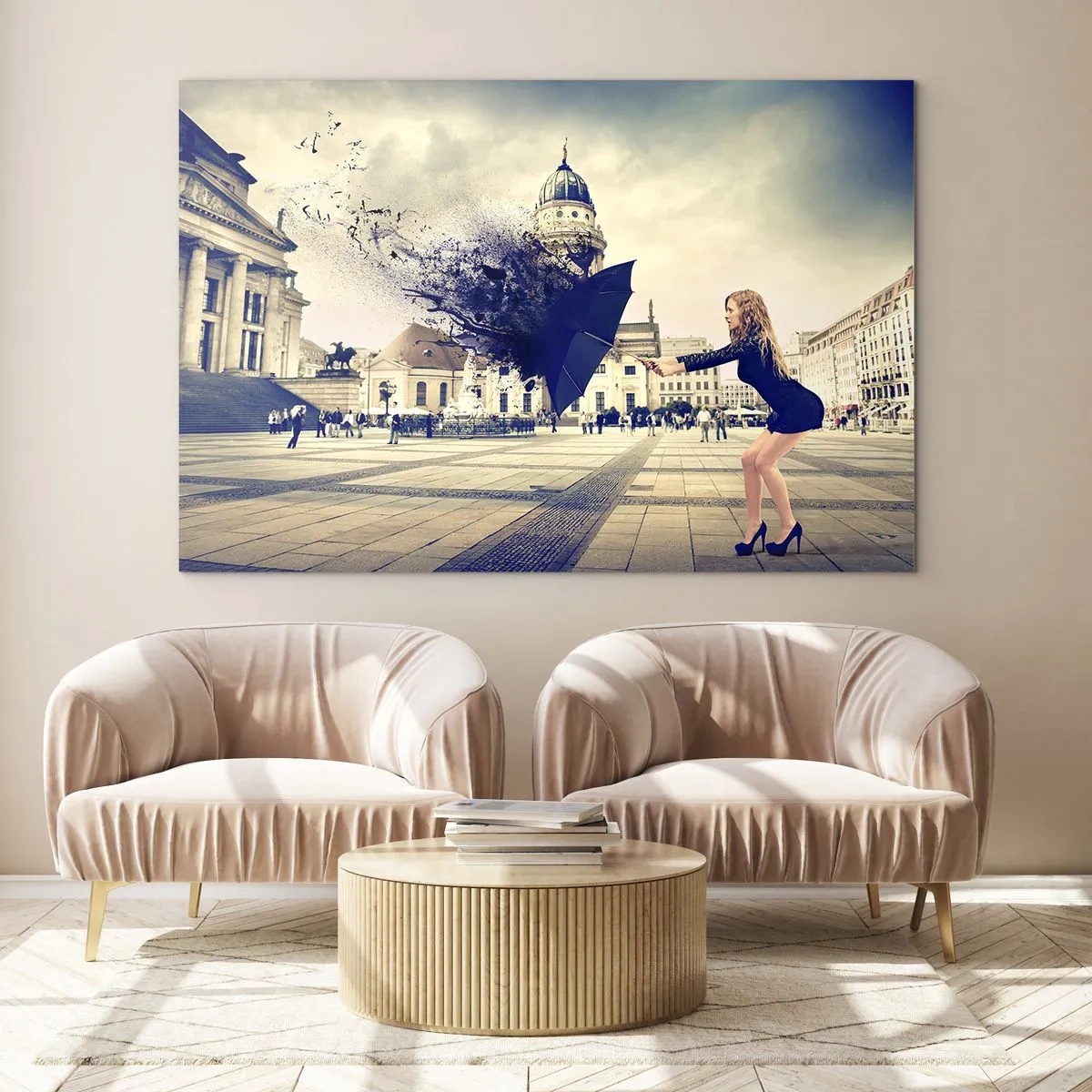 Cuadro sobre vidrio - Impresiones sobre Vidrio - Una mujer con un paraguas con el telón de fondo de una plaza de la ciudad en una composición artística. - 120x80cm - Hay un viento tan... - Decoración de pared moderna para salón y dormitorio ARTTOR