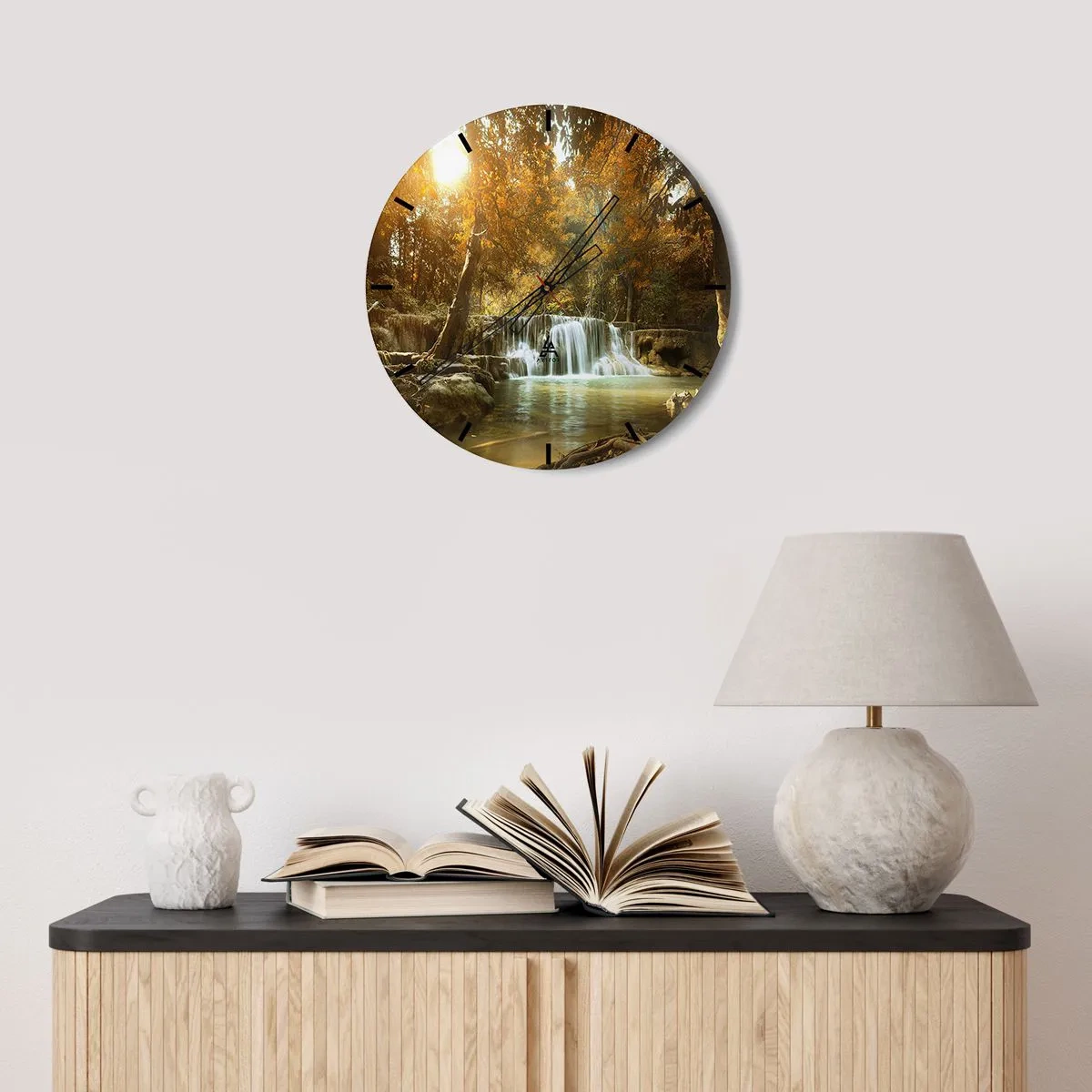 Reloj de pared - Reloj de vidrio - Una pintoresca cascada rodeada de árboles otoñales. - 30x30cm - Una cascada en el parque - Decoración de pared moderna para salón, cocina y dormitorio ARTTOR