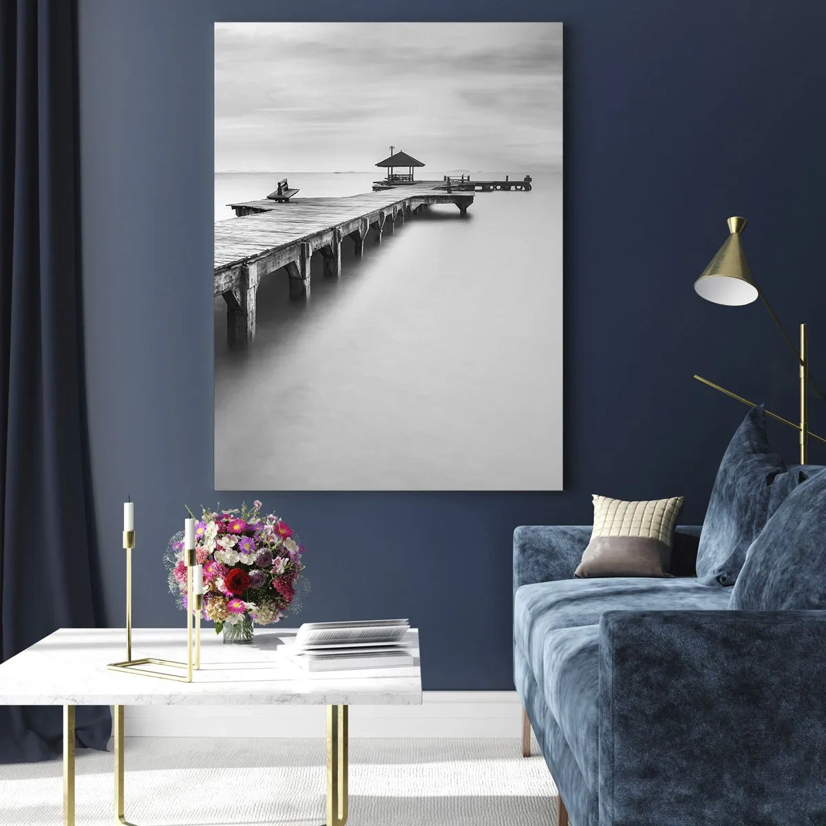 Cuadro sobre vidrio - Impresiones sobre Vidrio - Una vista en blanco y negro de un muelle de madera sobre aguas tranquilas. - 70x100cm - Lejos - Decoración de pared moderna para salón y dormitorio ARTTOR