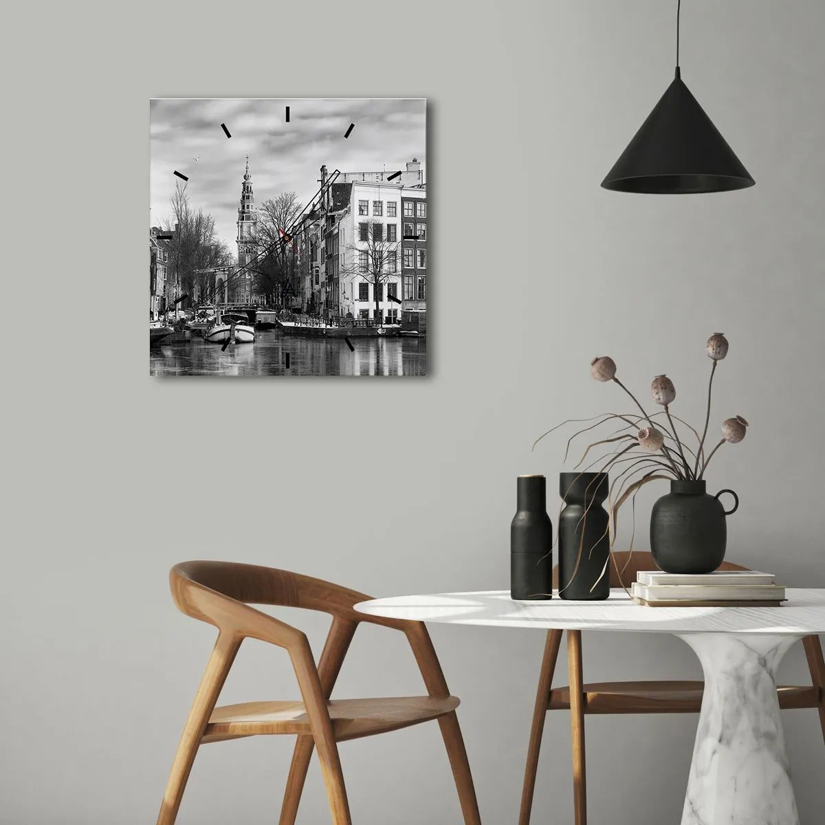 Reloj de pared - Reloj de vidrio - Panorama en blanco y negro de Ámsterdam con canal y edificios históricos - 30x30cm - Ambiente de Ámsterdam - Decoración de pared moderna para salón y dormitorio ARTTOR