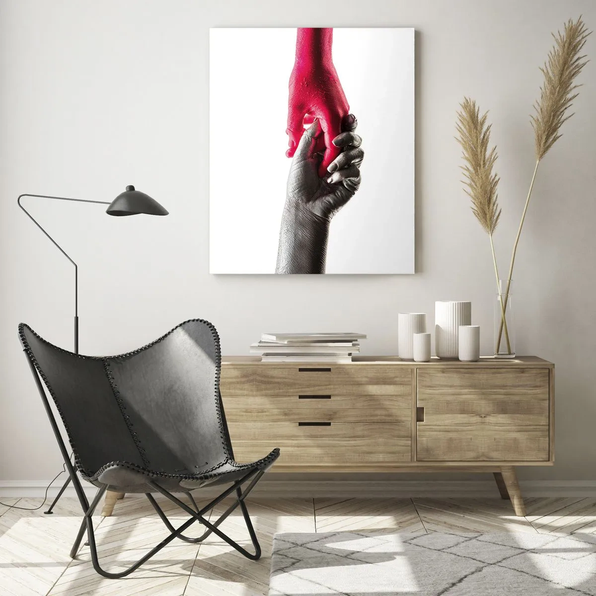 Cuadro sobre vidrio - Impresiones sobre Vidrio - Primer plano de dos manos, una negra y otra roja, abrazándose. - 50x70cm - Juntos, aunque diferentes - Decoración de pared moderna para salón y dormitorio ARTTOR