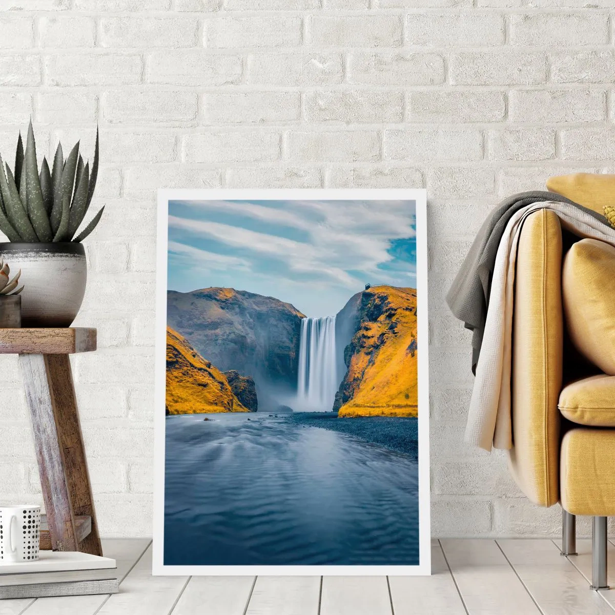 Póster - Una cascada que fluye desde las montañas rodeadas de laderas doradas. - 50x70cm - Duración eterna, movimiento eterno - Decoración de pared moderna para salón y dormitorio ARTTOR