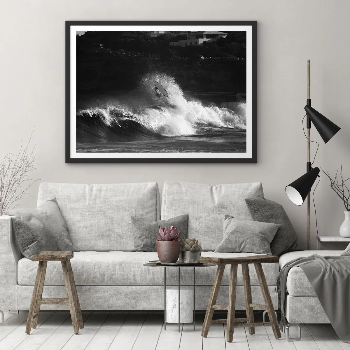 Póster en marco negro - Un surfista montando una ola en monocromo. - 70x50cm - Desafío aceptado - Decoración de pared moderna para salón y dormitorio ARTTOR