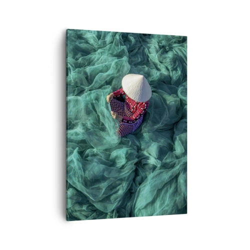 Cuadro sobre lienzo - Impresión de Imagen - Una persona con sombrero entre redes de pesca verdes. - 50x70cm - En un mar de redes - Decoración de pared moderna para salón y dormitorio ARTTOR