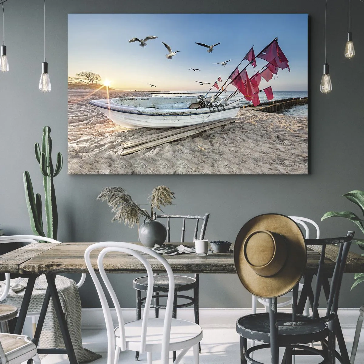 Cuadro sobre lienzo - Impresión de Imagen - Un barco en la playa al amanecer con gaviotas y banderas rojas. - 70x50cm - Un merecido descanso - Decoración de pared moderna para salón y dormitorio ARTTOR