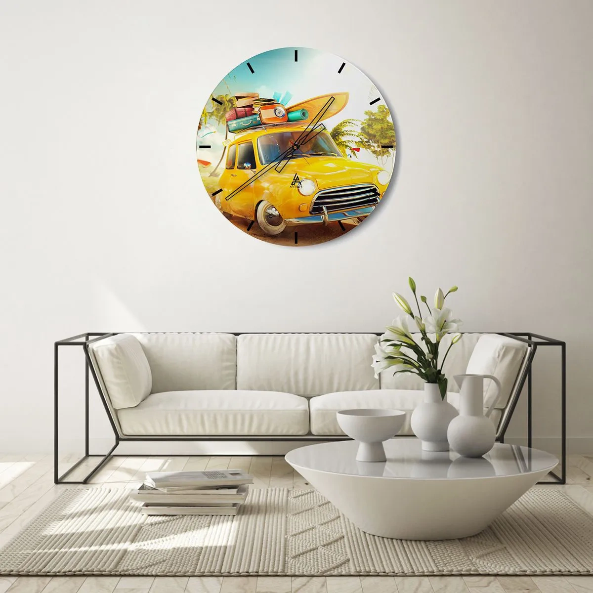 Reloj de pared - Reloj de vidrio - Un coche amarillo con equipaje y una tabla de surf. - 30x30cm - Un viaje para más de una sonrisa - Decoración de pared moderna para salón, cocina y dormitorio ARTTOR