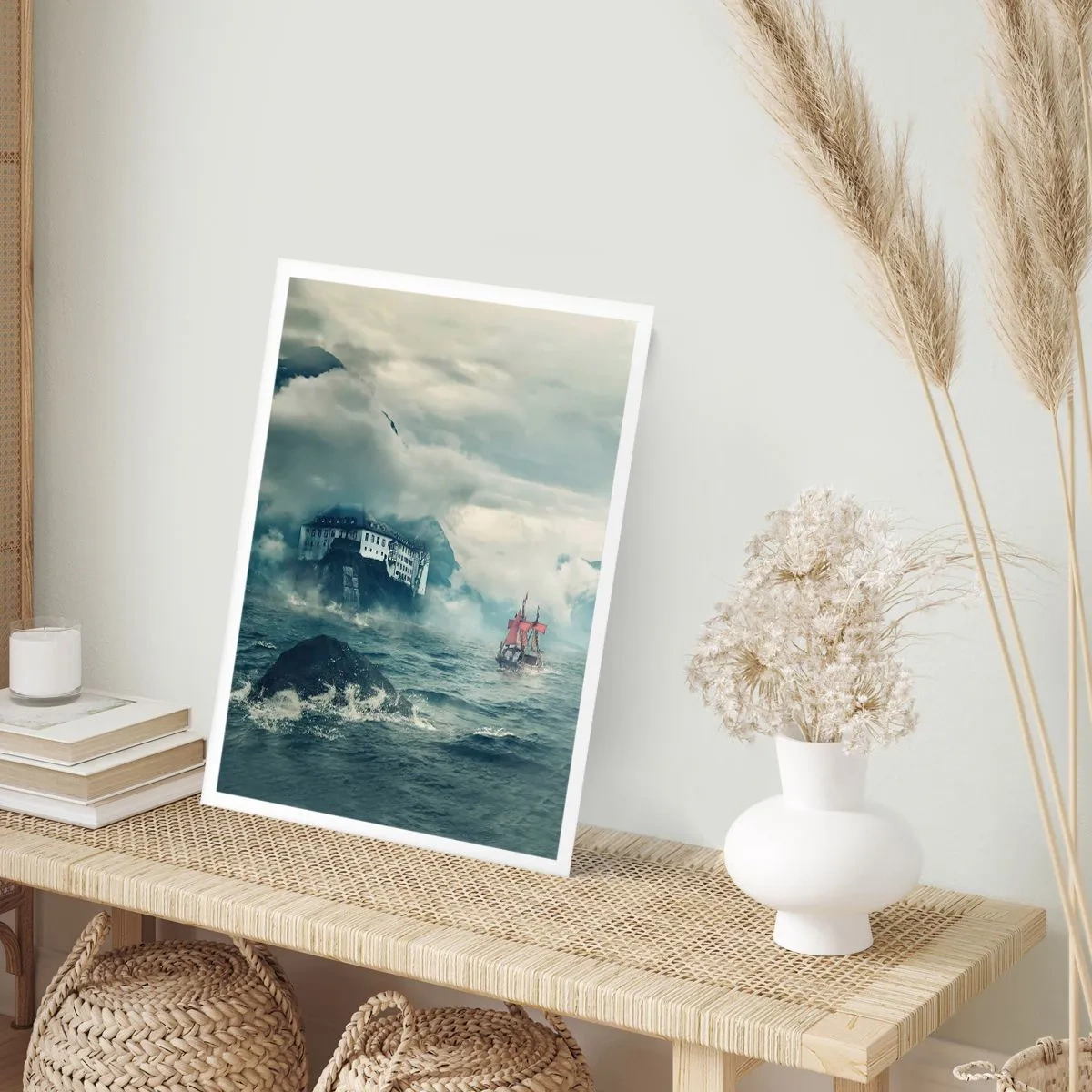 Póster - Un barco en un mar tempestuoso cerca de un castillo en la niebla. - 50x70cm - En aguas mágicas - Decoración de pared moderna para salón y dormitorio ARTTOR