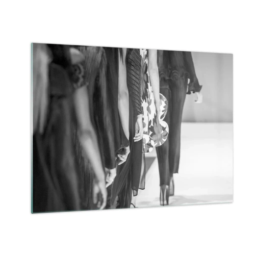 Cuadro sobre vidrio - Impresiones sobre Vidrio - Una escena en blanco y negro de un desfile de moda con modelos en la pasarela. - 70x50cm - Un desfile con estilo - Decoración de pared moderna para salón y dormitorio ARTTOR