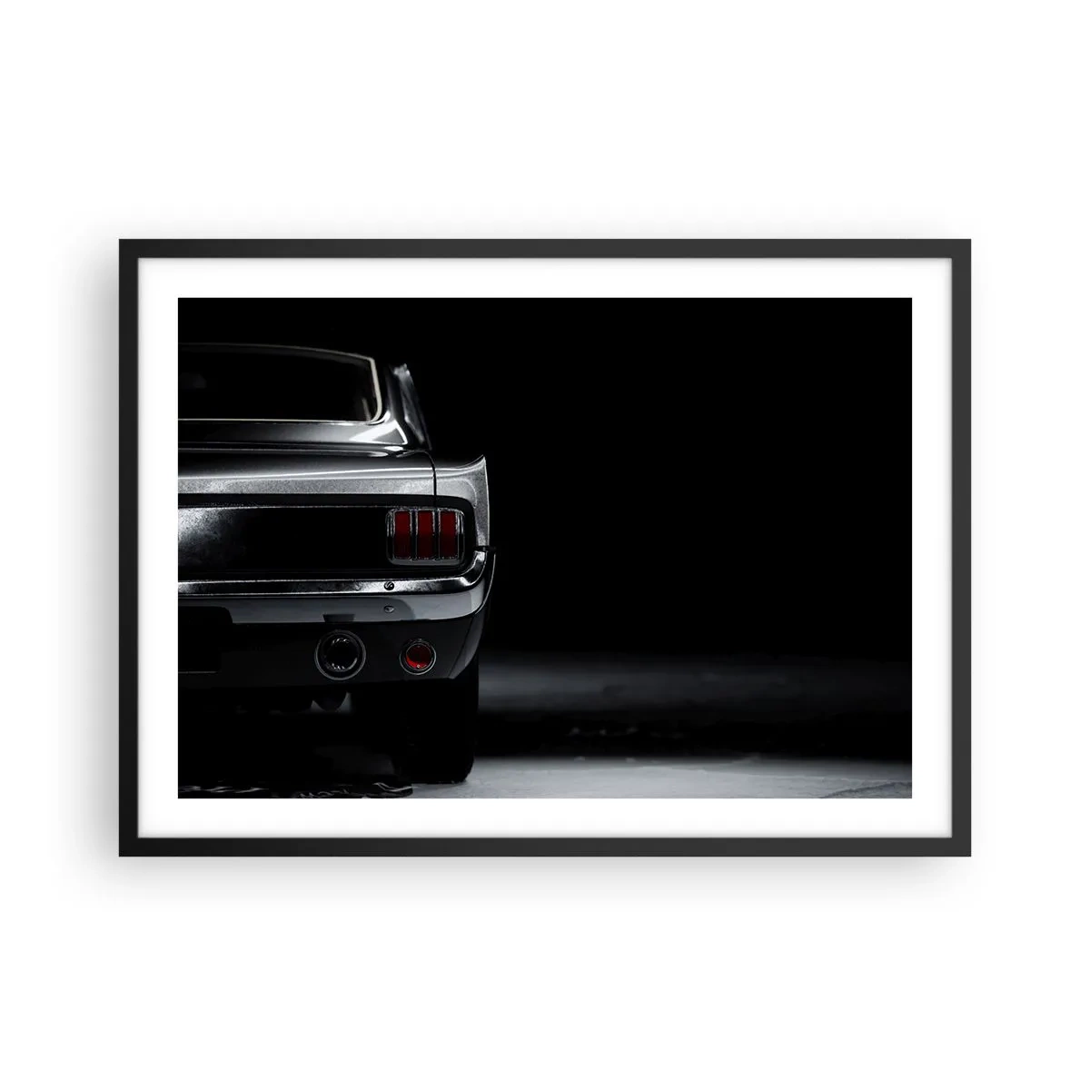 Póster en marco negro - Una imagen en blanco y negro de la parte trasera de un coche clásico sobre un fondo oscuro. - 70x50cm - El encanto de los clásicos - Decoración de pared moderna para salón y dormitorio ARTTOR