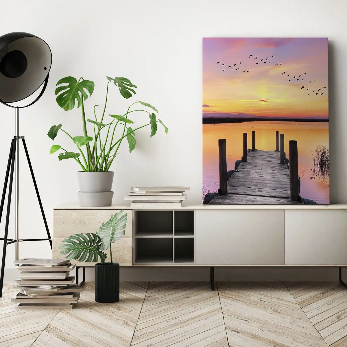 Cuadro sobre lienzo - Impresión de Imagen - Un muelle en un lago al atardecer con pájaros en el cielo. - 70x100cm - Violeta amanecer silencioso - Decoración de pared moderna para salón y dormitorio ARTTOR