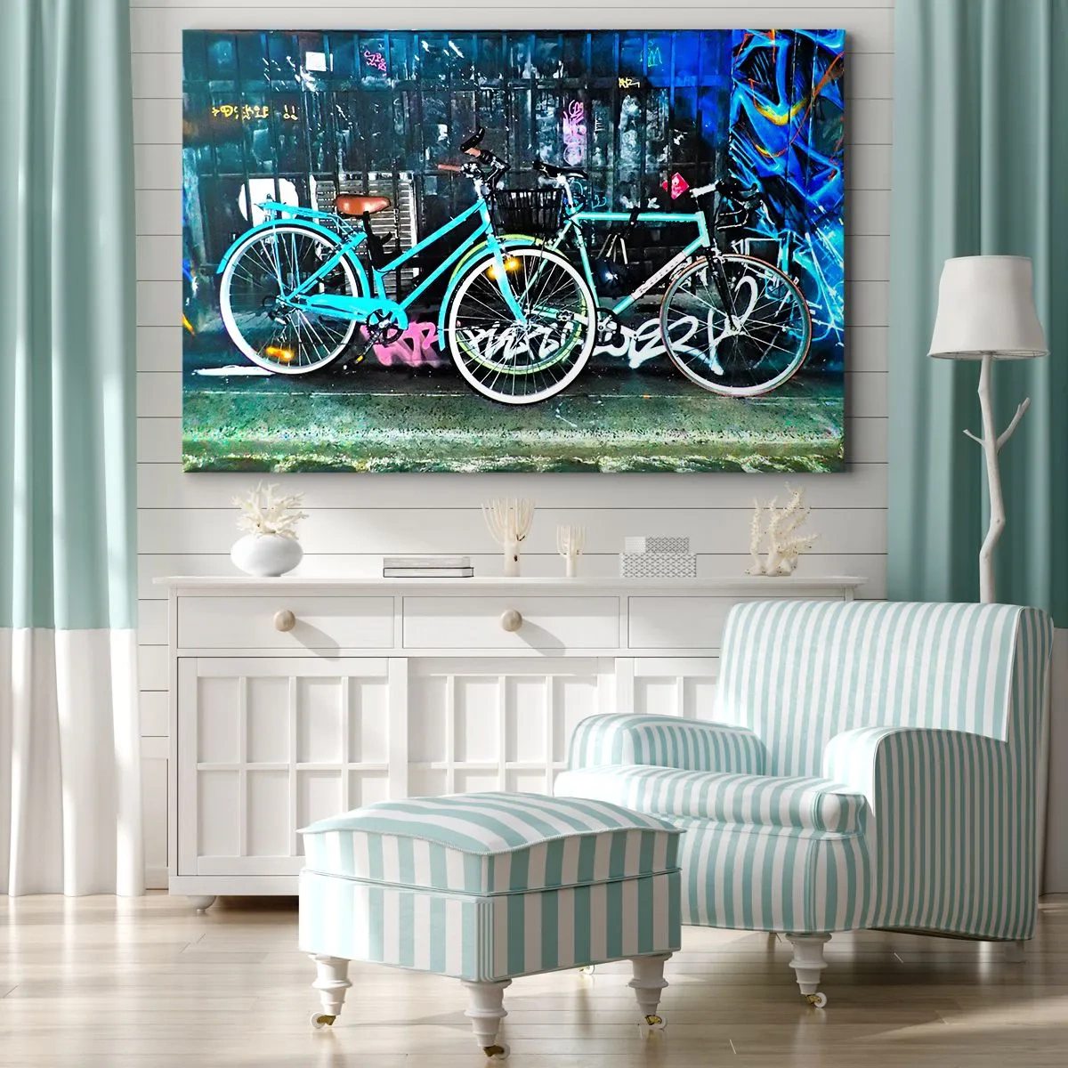 Cuadro sobre lienzo - Impresión de Imagen - Dos bicicletas turquesas sobre un fondo de grafiti urbano. - 70x50cm - La ciudad llama - Decoración de pared moderna para salón y dormitorio ARTTOR