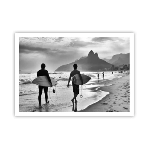 Póster - Dos surfistas caminando por la playa con sus tablas en blanco y negro. - 100x70cm - Samba para una ola - Decoración de pared moderna para salón y dormitorio ARTTOR