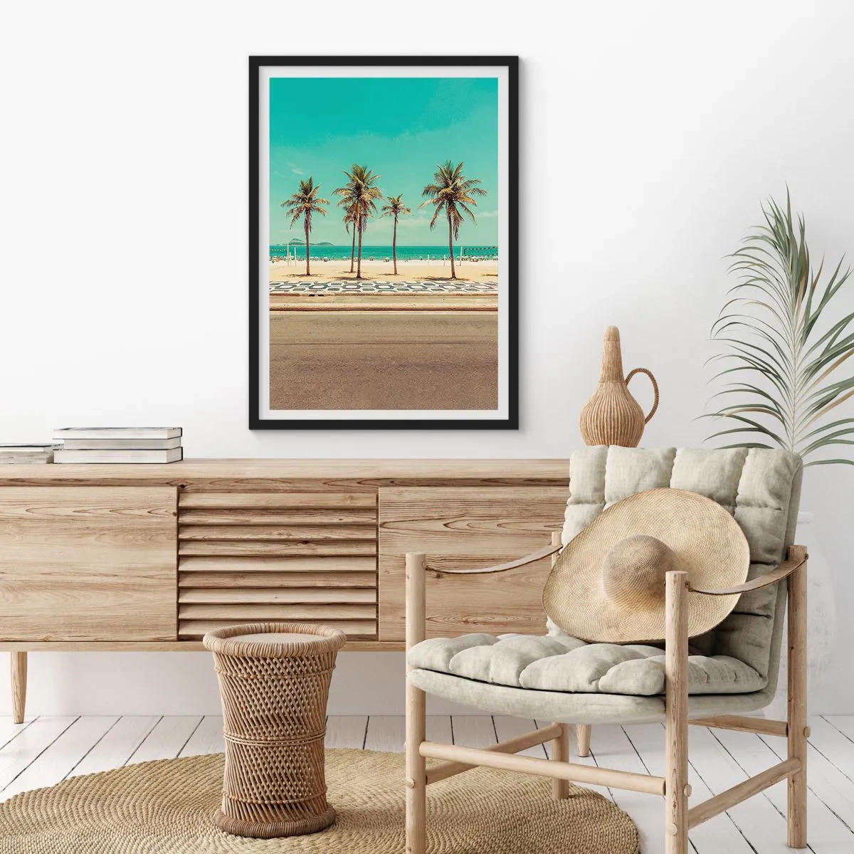 Póster en marco negro - Una playa con palmeras y cielos azules. - 50x70cm - En la playa - Decoración de pared moderna para salón y dormitorio ARTTOR