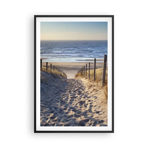 Póster en marco negro - El sonido del mar, el canto de los pájaros, una playa virgen entre las dunas... - 61x91 cm