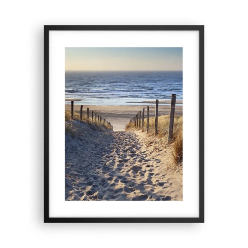 Póster en marco negro - El sonido del mar, el canto de los pájaros, una playa virgen entre las dunas... - 40x50 cm