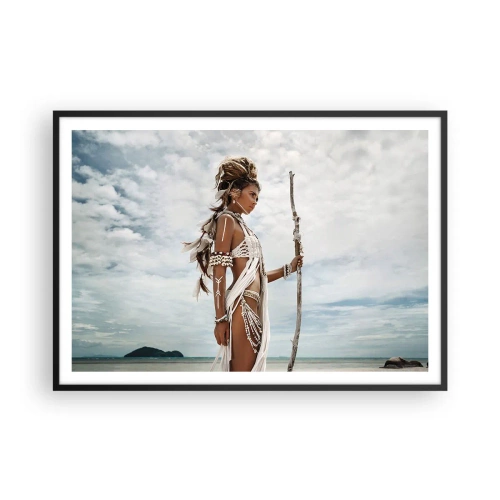 Póster en marco negro - Mujer estilizada en la playa con adornos étnicos y un palo. - 100x70cm - Reina de los trópicos - Decoración de pared moderna para salón y dormitorio ARTTOR
