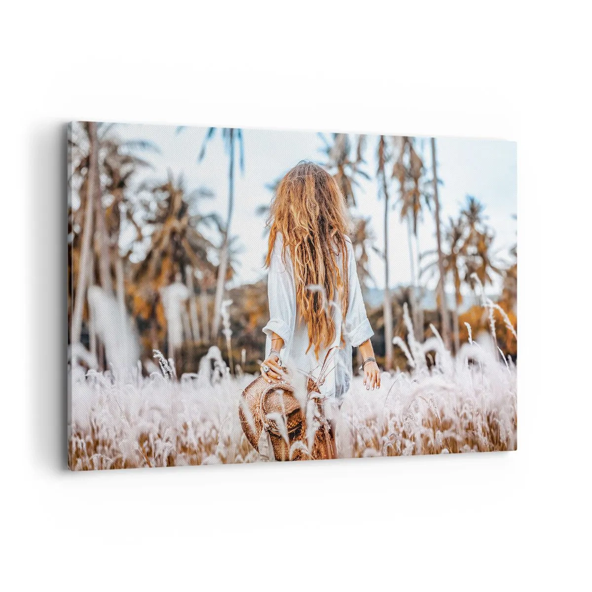 Cuadro sobre lienzo - Impresión de Imagen - Una mujer en un campo de hierba con palmeras al fondo al atardecer. - 120x80cm - Nacida en el plumón de la Tierra - Decoración de pared moderna para salón y dormitorio ARTTOR