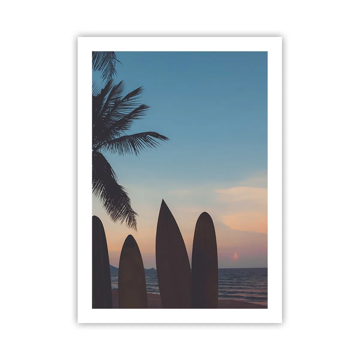 Póster - Tablas de surf en la playa con una puesta de sol y palmeras al fondo - 50x70cm - Mañana también disfrutaremos - Decoración de pared moderna para salón y dormitorio ARTTOR