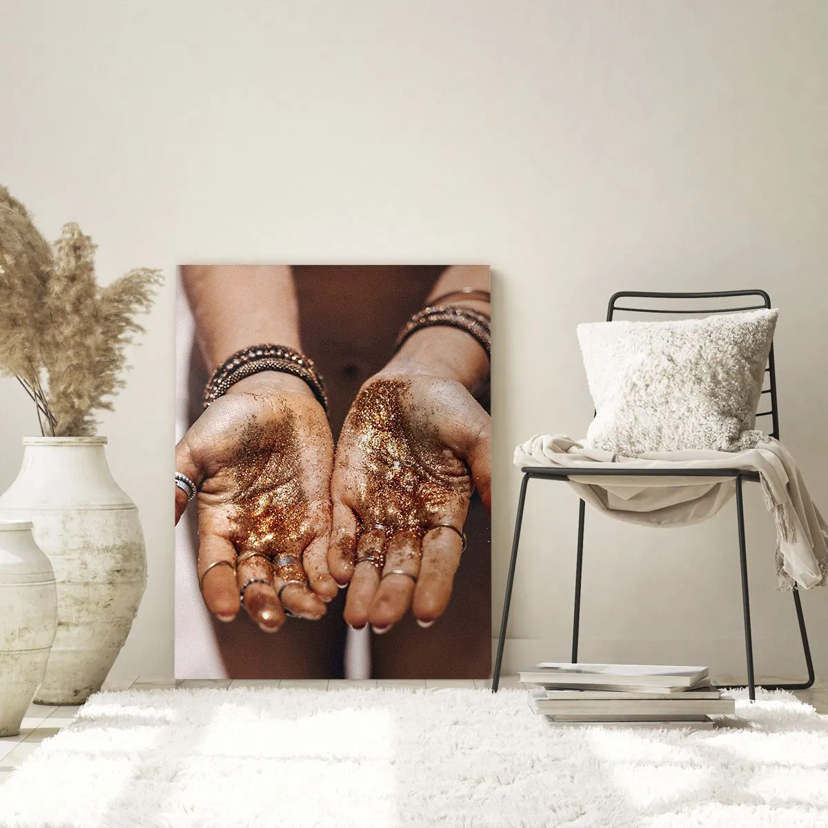 Cuadro sobre vidrio - Impresiones sobre Vidrio - Primer plano de manos con purpurina en tonos cálidos. - 80x120cm - Un regalo para ti - Decoración de pared moderna para salón y dormitorio ARTTOR