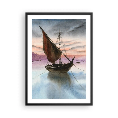 Póster en marco negro - Un velero en aguas tranquilas a la luz del atardecer. - 50x70cm - Atardecer en el puerto - Decoración de pared moderna para salón y dormitorio ARTTOR