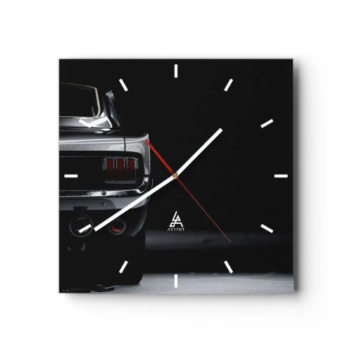 Reloj de pared - Reloj de vidrio - Una imagen en blanco y negro de la parte trasera de un coche clásico sobre un fondo oscuro. - 30x30cm - El encanto de los clásicos - Decoración de pared moderna para salón y dormitorio ARTTOR