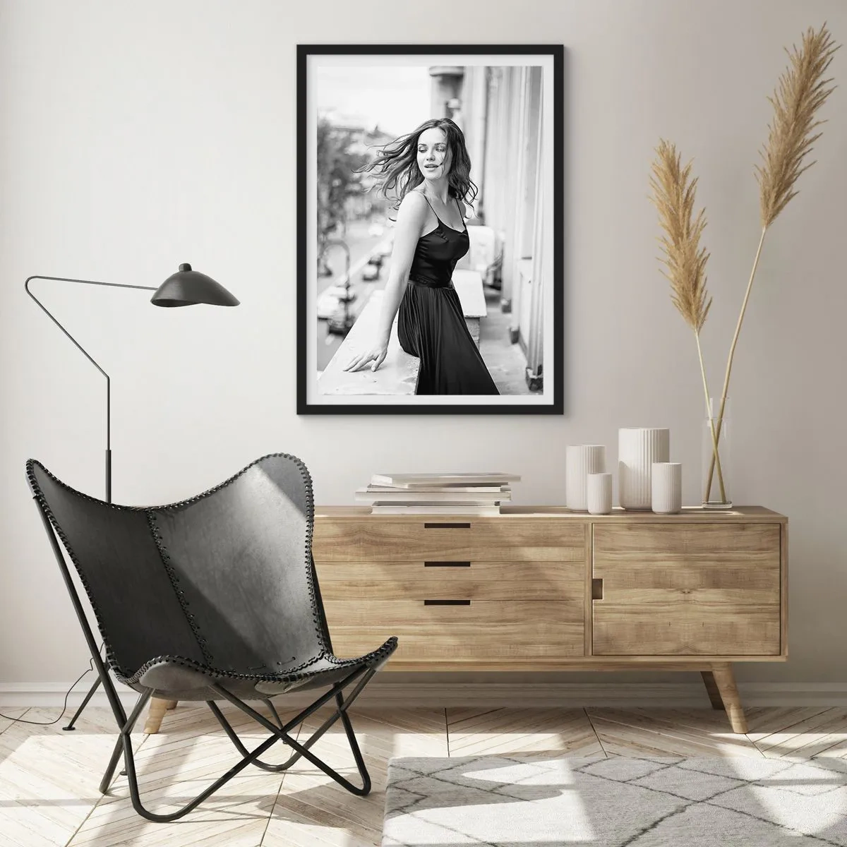 Póster en marco negro - Fotografía en blanco y negro de una mujer en un balcón. - 50x70cm - Ciertamente, parisina - Decoración de pared moderna para salón y dormitorio ARTTOR