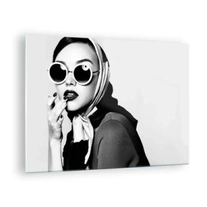 Cuadro sobre vidrio - Impresiones sobre Vidrio - Mujer elegante con gafas y una bufanda blanca y negra. - 70x50cm - Saludos desde los años 60 - Decoración de pared moderna para salón y dormitorio ARTTOR