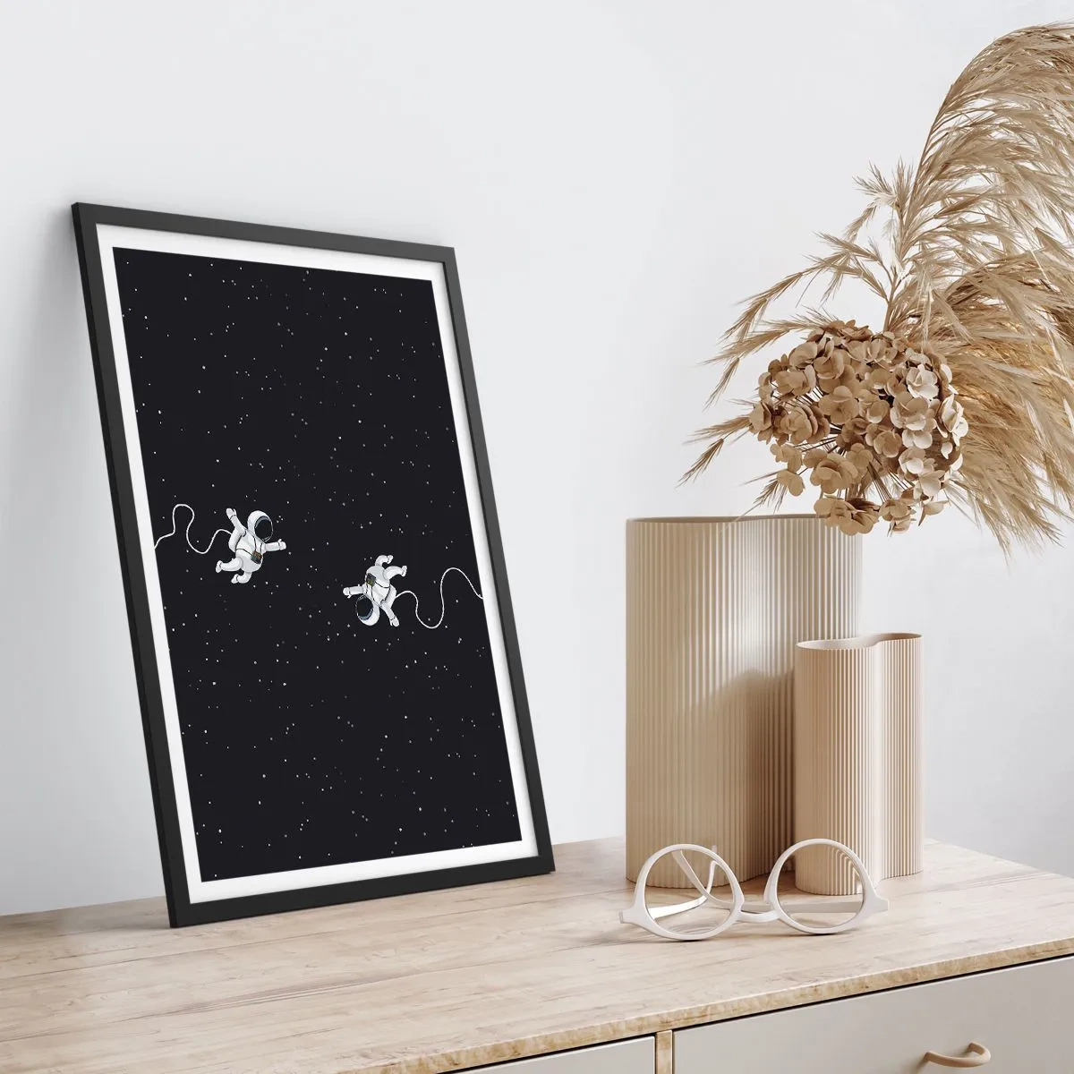 Póster en marco negro - Dos astronautas flotando en el espacio - 50x70cm - Danza cósmica - Decoración de pared moderna para salón y dormitorio ARTTOR