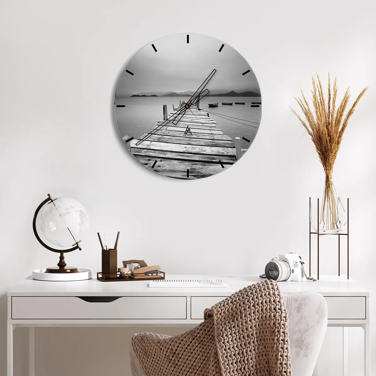 Reloj de pared - Reloj de vidrio - Un embarcadero de madera sobre un lago tranquilo con montañas al fondo. - 30x30cm - Más allá de las montañas, más allá de los mares - Decoración de pared moderna para salón, cocina y dormitorio ARTTOR