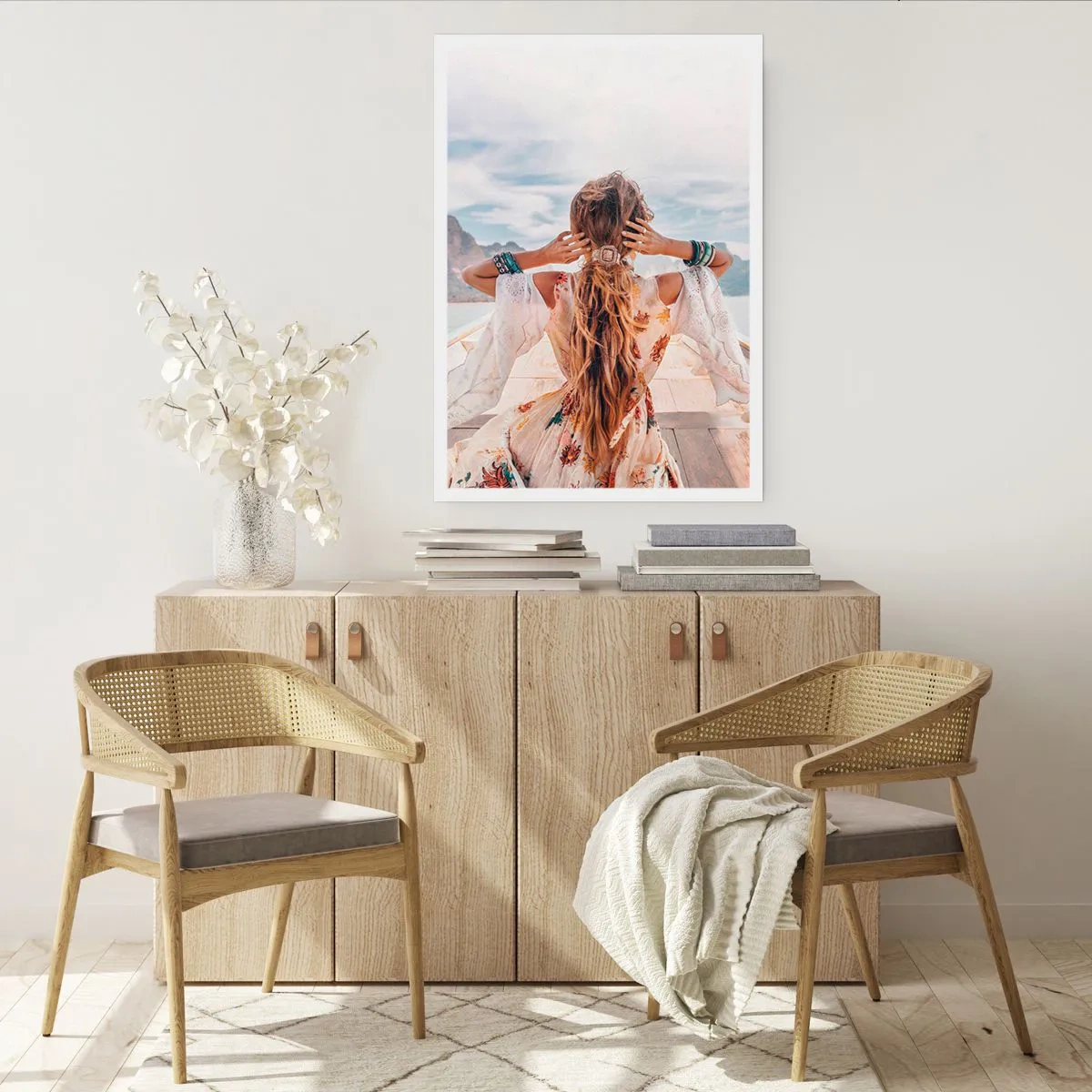 Póster - Mujer con vestido boho con vistas al mar - 50x70cm - Rumbo a la felicidad - Decoración de pared moderna para salón y dormitorio ARTTOR
