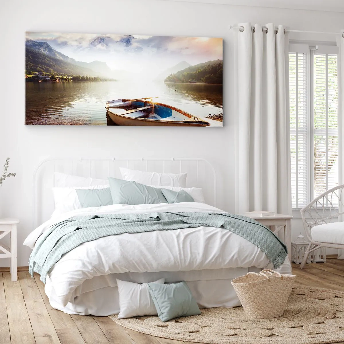 Cuadro sobre lienzo - Impresión de Imagen - Un barco en la orilla de un lago con vistas a las montañas por la mañana. - 140x50cm - Junto al agua clara - Decoración de pared moderna para salón y dormitorio ARTTOR