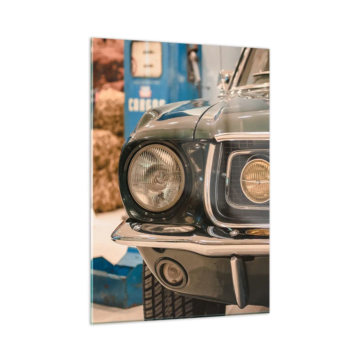 Cuadro sobre vidrio - Impresiones sobre Vidrio - Vista de cerca de un coche clásico, Mustang, en un taller. - 50x70cm - Encuentro con una leyenda - Decoración de pared moderna para salón y dormitorio ARTTOR