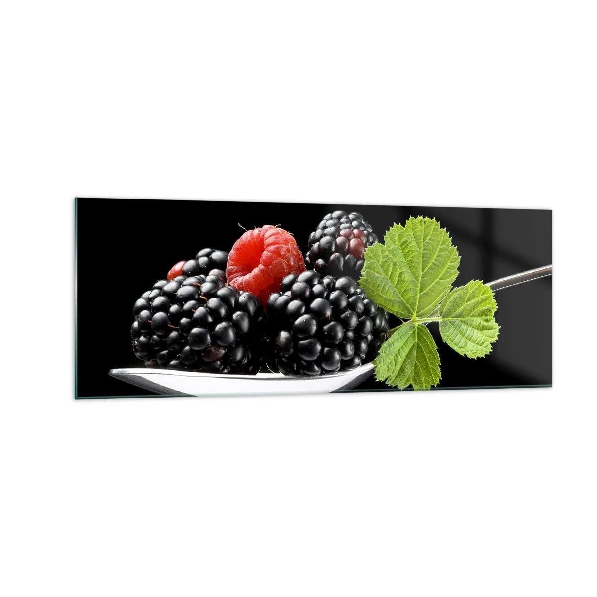 Cuadro sobre vidrio - Impresiones sobre Vidrio - Moras y frambuesas en una cuchara con una hoja sobre un fondo negro. - 140x50cm - El sabor de la frescura - Decoración de pared moderna para salón y dormitorio ARTTOR