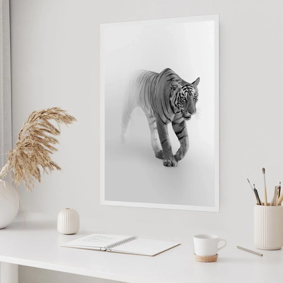 Póster - Un tigre blanco y negro emergiendo de la niebla. - 50x70cm - Siempre alerta entre la niebla - Decoración de pared moderna para salón y dormitorio ARTTOR
