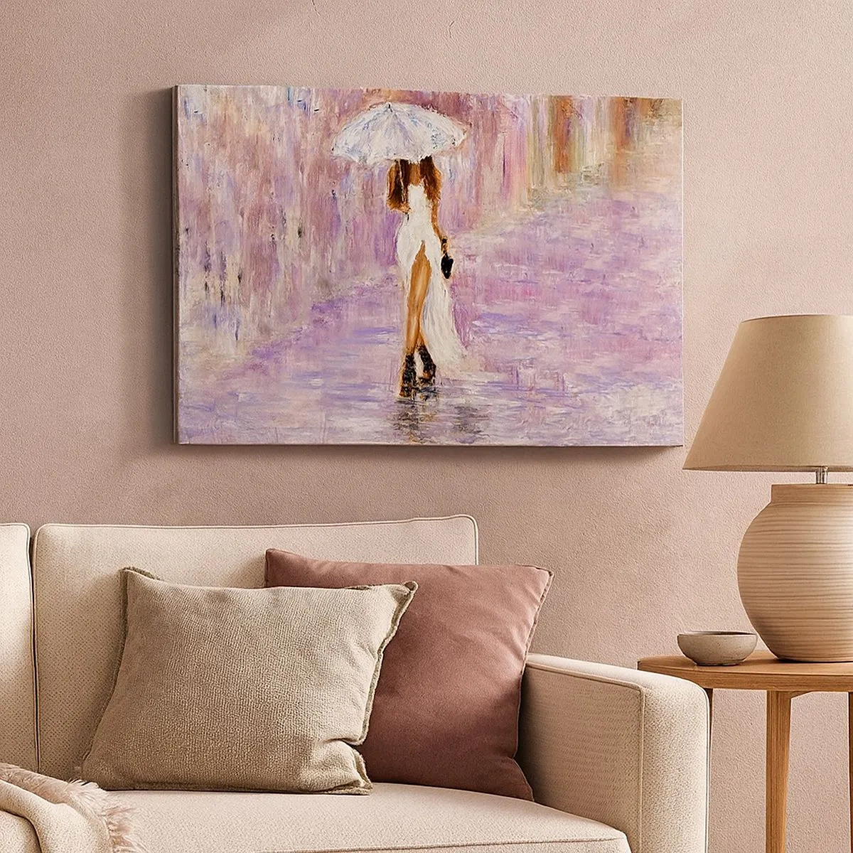 Cuadro sobre lienzo - Impresión de Imagen - Una mujer con paraguas caminando bajo la lluvia en tonos lilas - 70x50cm - En la lluvia de lilas - Decoración de pared moderna para salón y dormitorio ARTTOR