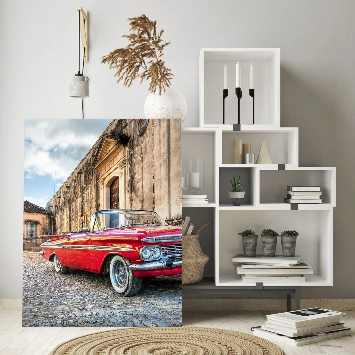 Cuadro sobre vidrio - Impresiones sobre Vidrio - Un clásico convertible rojo en una calle adoquinada en un entorno retro. - 50x70cm - Emociones cubanas - Decoración de pared moderna para salón y dormitorio ARTTOR
