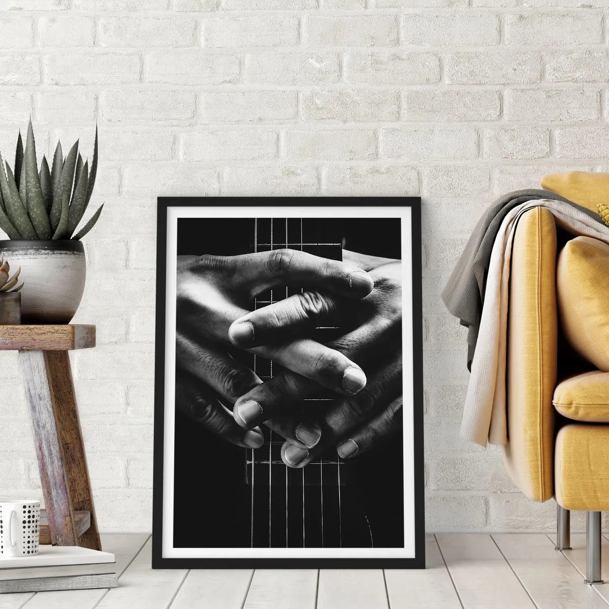 Póster en marco negro - Manos unidas sobre las cuerdas de una guitarra en blanco y negro - 50x70cm - La oración del artista - Decoración de pared moderna para salón y dormitorio ARTTOR