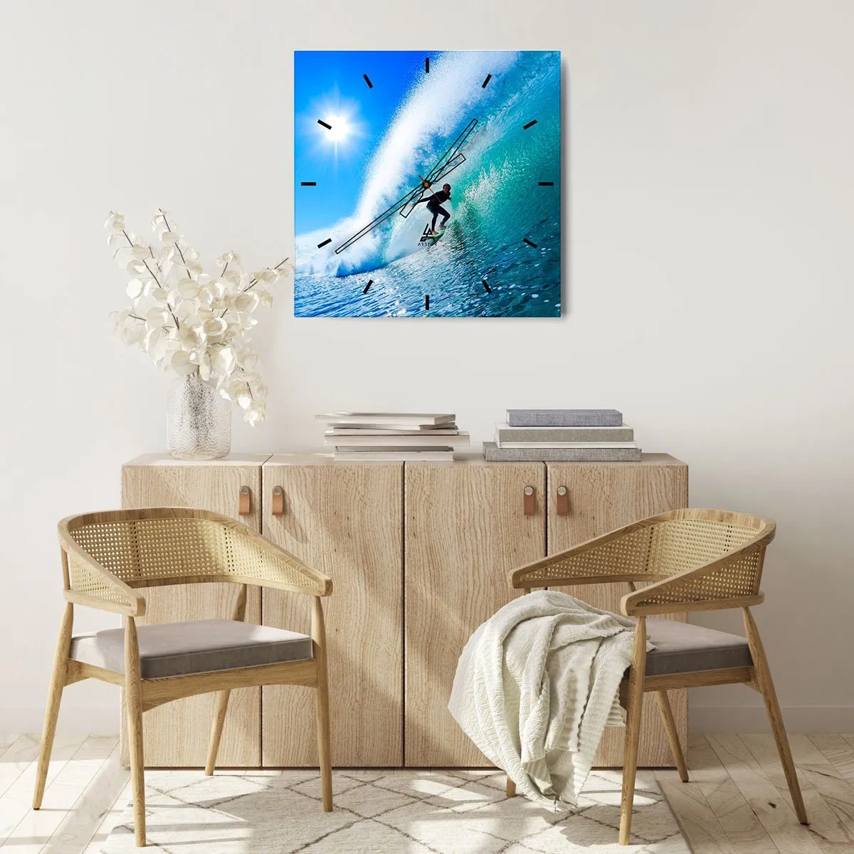 Reloj de pared - Reloj de vidrio - Un surfista en una tabla se desliza dentro de una poderosa ola bajo un cielo azul. - 30x30cm - A través de la gran ola - Decoración de pared moderna para salón y dormitorio ARTTOR