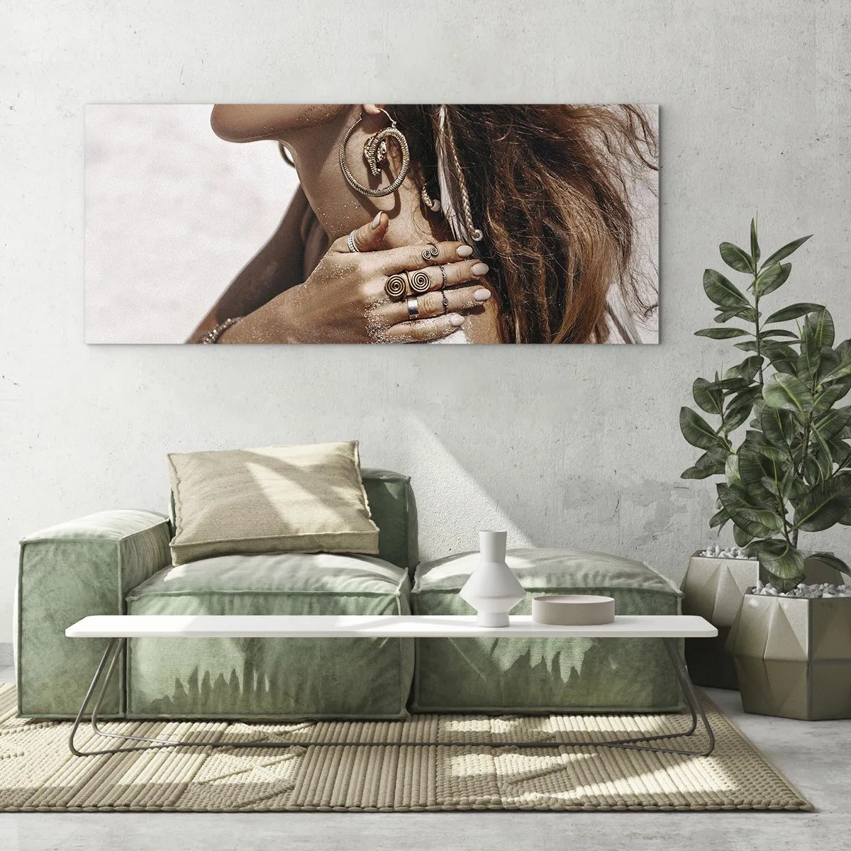 Cuadro sobre vidrio - Impresiones sobre Vidrio - Mujer elegante con joyas sobre un fondo de arena clara. - 140x50cm - Reina de la playa salvaje - Decoración de pared moderna para salón y dormitorio ARTTOR