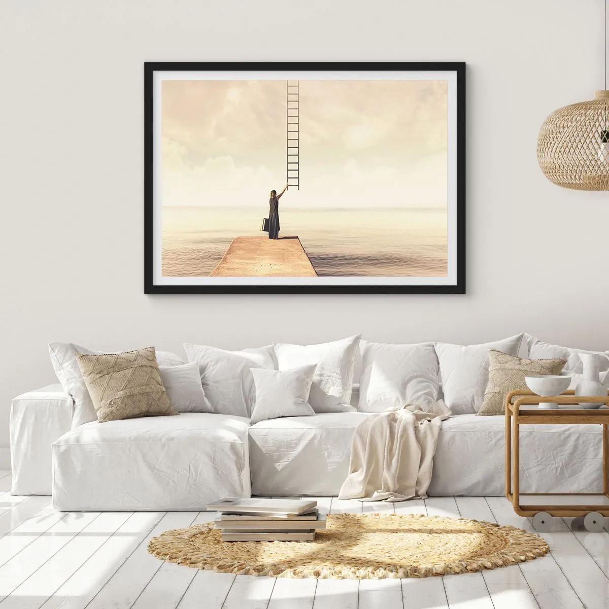 Póster en marco negro - Una mujer parada en un muelle con una escalera que conduce al cielo. - 70x50cm - Un viaje mágico - Decoración de pared moderna para salón y dormitorio ARTTOR
