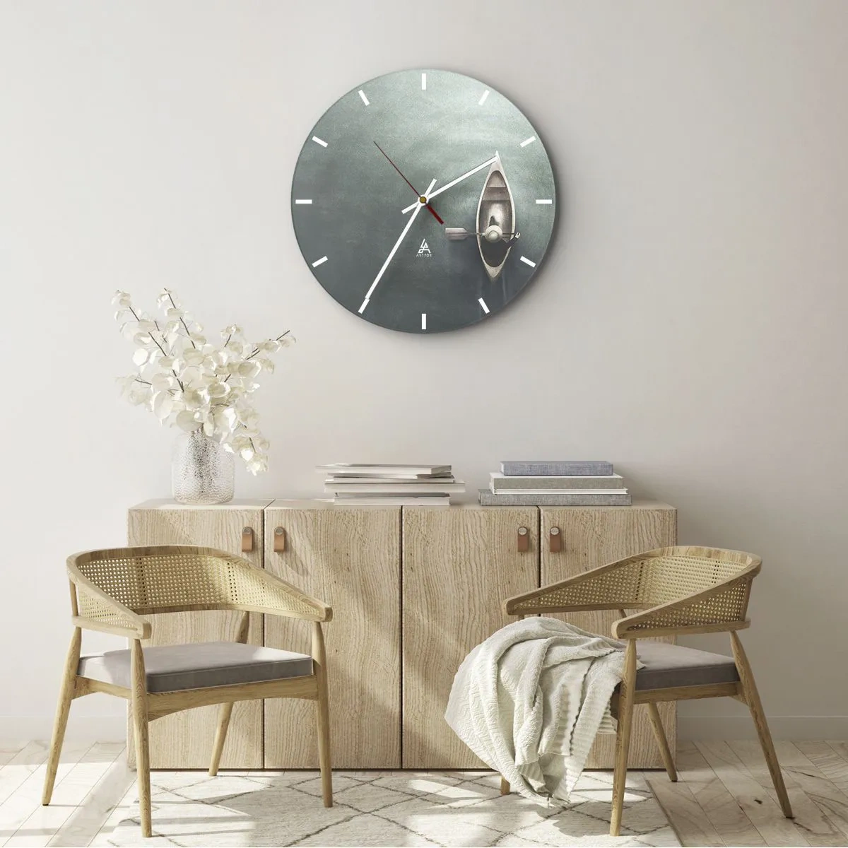 Reloj de pared - Reloj de vidrio - Un barco en una superficie de agua tranquila visto a vista de pájaro - 30x30cm - A través de un lago iluminado por la luna - Decoración de pared moderna para salón, cocina y dormitorio ARTTOR