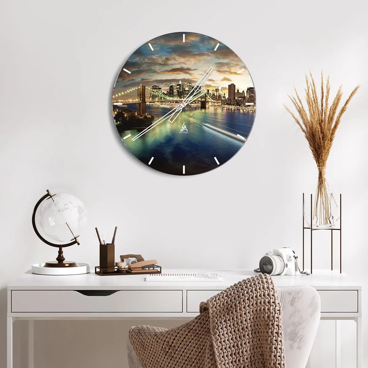 Reloj de pared - Reloj de vidrio - El horizonte de la ciudad de Nueva York al anochecer con el puente de Brooklyn - 30x30cm - Un atardecer iluminado sobre Manhattan - Decoración de pared moderna para salón, cocina y dormitorio ARTTOR