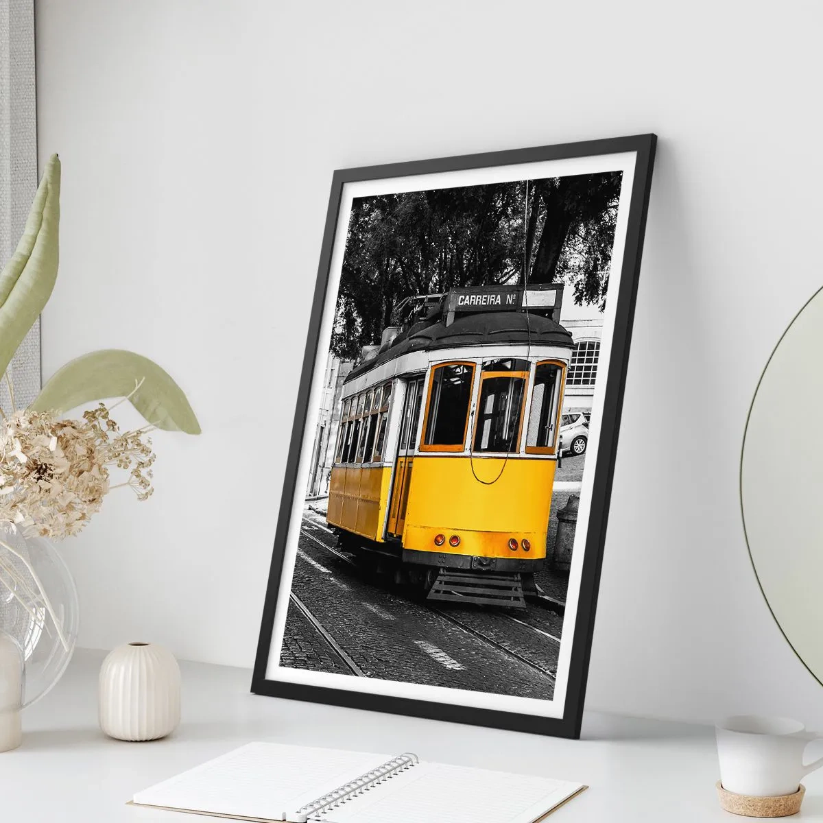 Póster en marco negro - Un tranvía amarillo sobre un fondo urbano en blanco y negro. - 50x70cm - Y un fado de fondo - Decoración de pared moderna para salón y dormitorio ARTTOR